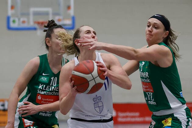 08.12.2021, Basketball, Frauen, DBBL-Pokal, Achtelfinale, QOOL Sharks - Rutronik Stars Keltern, GER, Wuerzburg, TGW Sportzentrum Feggrube Bild: v. li. Sanja Mandic (Rutronik Stars Keltern), Jessica Hanson (QOOL Sharks) und Brittany Carter (Rutronik Stars Keltern) Copyright: HMBxMedia xHeikoxBecker