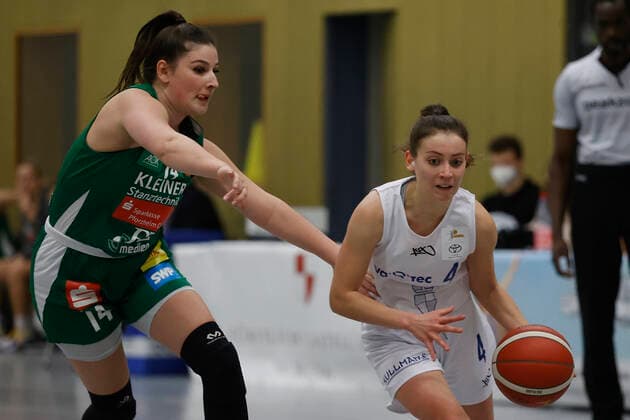 08.12.2021, Basketball, Frauen, DBBL-Pokal, Achtelfinale, QOOL Sharks - Rutronik Stars Keltern, GER, Wuerzburg, TGW Sportzentrum Feggrube Bild: v. li. Linn Schüler (Rutronik Stars Keltern) und Lea Zimmermann (QOOL Sharks) Copyright: HMBxMedia xHeikoxBecker