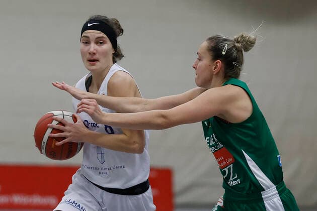 08.12.2021, Basketball, Frauen, DBBL-Pokal, Achtelfinale, QOOL Sharks - Rutronik Stars Keltern, GER, Wuerzburg, TGW Sportzentrum Feggrube Bild: v. li. Marja Wahl (QOOL Sharks) und Milica Deura (Rutronik Stars Keltern) Copyright: HMBxMedia xHeikoxBecker