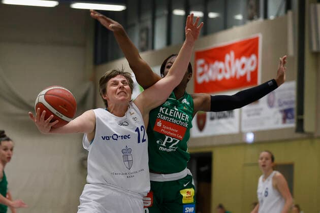 08.12.2021, Basketball, Frauen, DBBL-Pokal, Achtelfinale, QOOL Sharks - Rutronik Stars Keltern, GER, Wuerzburg, TGW Sportzentrum Feggrube Bild: v. li. Theresa Muck (QOOL Sharks) und Breanna Richardson (Rutronik Stars Keltern) Copyright: HMBxMedia xHeikoxBecker