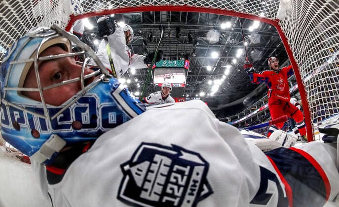 Sport Themen der Woche KW49 MOSCOW, RUSSIA - DECEMBER 8, 2021: HC Torpedo Nizhny Novgorod s Pyotr Kochetkov concedes a goal in their 2021 2022 KHL Regular Season Ice hockey, Eishockey match against HC CSKA Moscow at CSKA Arena; Torpedo won 5-2. Yuri Kuzmin POOL TASS  TS11B2AB