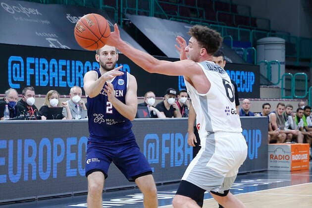 Basketball FIBA Europa Cup 1. Spieltag Gruppe I Runde 2 in der Oberfrankenhalle in Bayreuth Saison 2021-2022 Medi Bayreuth gegen ZZ Leiden Kevin Wohlrath ( Medi Bayreuth 6) rechts Maarten Bouwknecht (ZZ Leiden) -2- links