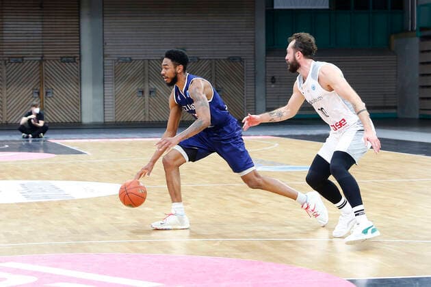 Basketball FIBA Europa Cup 1. Spieltag Gruppe I Runde 2 in der Oberfrankenhalle in Bayreuth Saison 2021-2022 Medi Bayreuth gegen ZZ Leiden Bastian Doreth (Medi Bayreuth 10) rechts Jhonathan Dunn (ZZ Leiden) -12- links