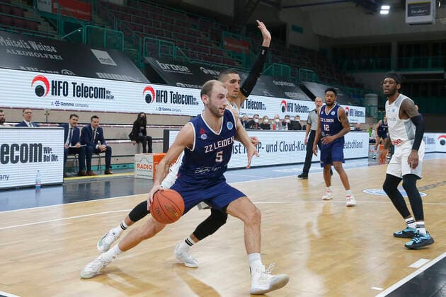 Basketball FIBA Europa Cup 1. Spieltag Gruppe I Runde 2 in der Oberfrankenhalle in Bayreuth Saison 2021-2022 Medi Bayreuth gegen ZZ Leiden Philip Jalalpoor (Medi Bayreuth 7) rechts Marijn Ververs (ZZ Leiden) -5- links
