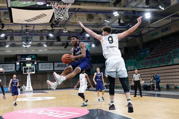 Basketball FIBA Europa Cup 1. Spieltag Gruppe I Runde 2 in der Oberfrankenhalle in Bayreuth Saison 2021-2022 Medi Bayreuth gegen ZZ Leiden Kay Bruhnke (Medi Bayreuth 9) rechts Jhonathan Dunn (ZZ Leiden) -12- links