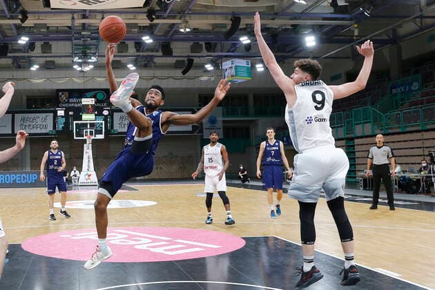 Basketball FIBA Europa Cup 1. Spieltag Gruppe I Runde 2 in der Oberfrankenhalle in Bayreuth Saison 2021-2022 Medi Bayreuth gegen ZZ Leiden Kay Bruhnke (Medi Bayreuth 9) rechts Jhonathan Dunn (ZZ Leiden) -12- links