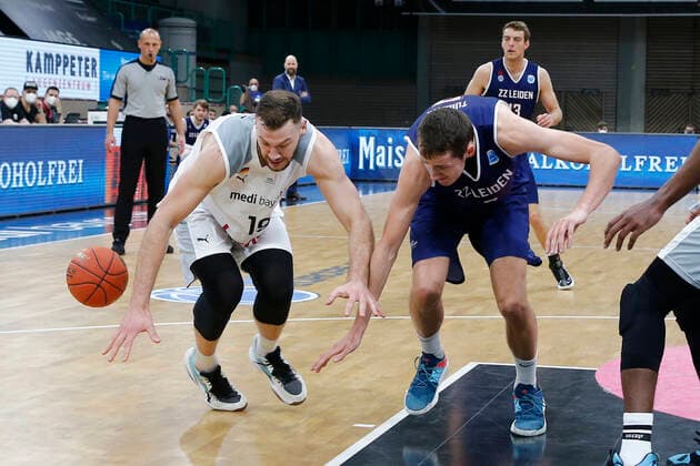 Basketball FIBA Europa Cup 1. Spieltag Gruppe I Runde 2 in der Oberfrankenhalle in Bayreuth Saison 2021-2022 Medi Bayreuth gegen ZZ Leiden Martynas Sajus ( Medi Bayreuth 19) links Einaras Tubutis (ZZ Leiden) -7- rechts