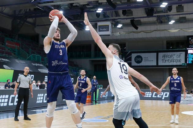 Basketball FIBA Europa Cup 1. Spieltag Gruppe I Runde 2 in der Oberfrankenhalle in Bayreuth Saison 2021-2022 Medi Bayreuth gegen ZZ Leiden Martynas Sajus ( Medi Bayreuth 19) rechts Asbjoern Midtgaard (ZZ Leiden) -3- links