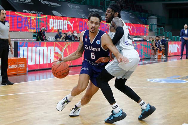 Basketball FIBA Europa Cup 1. Spieltag Gruppe I Runde 2 in der Oberfrankenhalle in Bayreuth Saison 2021-2022 Medi Bayreuth gegen ZZ Leiden Sacar Anim ( Medi Bayreuth 2) rechts Worthy De Jong (ZZ Leiden) -6- links