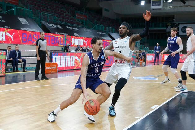 Basketball FIBA Europa Cup 1. Spieltag Gruppe I Runde 2 in der Oberfrankenhalle in Bayreuth Saison 2021-2022 Medi Bayreuth gegen ZZ Leiden Sacar Anim ( Medi Bayreuth 2) rechts Worthy De Jong (ZZ Leiden) -6- links