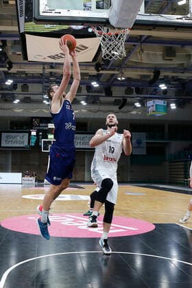 Basketball FIBA Europa Cup 1. Spieltag Gruppe I Runde 2 in der Oberfrankenhalle in Bayreuth Saison 2021-2022 Medi Bayreuth gegen ZZ Leiden Martynas Sajus ( Medi Bayreuth 19) rechts Einaras Tubutis (ZZ Leiden) -7- links