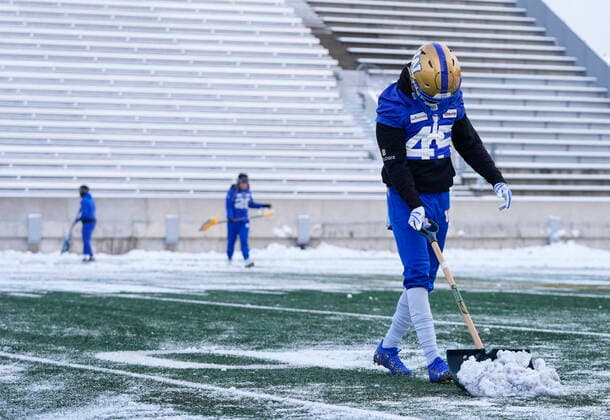 Sport Themen der Woche KW49 Sport Bilder des Tages December 8, 2021, HAMILTON, ON, CANADA: Winnipeg Blue Bombers defensive back DeAundre Alford (45) shovels snow off the field with teammates during practice ahead of the 108th CFL Grey Cup against the Hamilton Tiger-Cats in Hamilton, Ont., on Wednesday, December 8, 2021. Canada News - December 8, 2021  - ZUMAc35_ 20211208_zaf_c35_111 Copyright: xNathanxDenettex