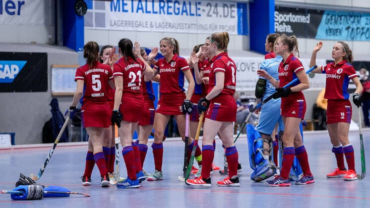 Spielerinnen vom Feudenheimer HC, klatschen sich vor dem Spiel ab, motivieren sich auf die Partie, Motivation, Vorfreude, Zuversicht, zuversichtlich, Aktion, Action, 08.12.2021, Mannheim (Deutschland), Hallenhockey, 1. Bundesliga Süd, Damen, Feudenheimer HC - Mannheimer HC