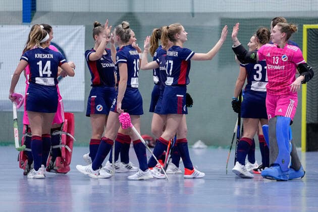 Spielerinnen vom Mannheimer HC (MHC), klatschen sich vor dem Spiel ab, motivieren sich auf die Partie, Motivation, Vorfreude, Zuversicht, zuversichtlich, Aktion, Action, 08.12.2021, Mannheim (Deutschland), Hallenhockey, 1. Bundesliga Süd, Damen, Feudenheimer HC - Mannheimer HC