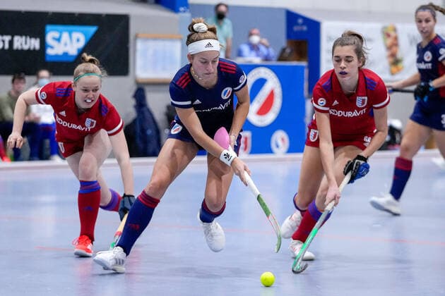 v.li.: Sophie Tiefenbacher (FHC, 8), Aina Lilly Kresken (MHC, 14), Anna Uhlmann (FHC, 68), Zweikampf, Spielszene, Duell, duel, tackle, tackling, Dynamik, Action, Aktion, 08.12.2021, Mannheim (Deutschland), Hallenhockey, 1. Bundesliga Süd, Damen, Feudenheimer HC - Mannheimer HC