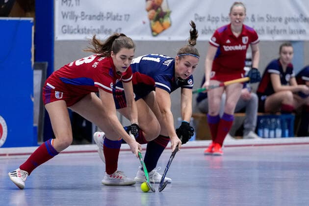 v.li.: Anna Uhlmann (FHC, 68), Isabella Schmidt (MHC, 31), Zweikampf, Spielszene, Duell, duel, tackle, tackling, Dynamik, Action, Aktion, 08.12.2021, Mannheim (Deutschland), Hallenhockey, 1. Bundesliga Süd, Damen, Feudenheimer HC - Mannheimer HC