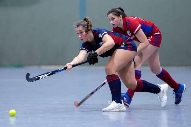 v.li.: Isabella Schmidt (MHC, 31), Emma Förter (FHC, 21), Zweikampf, Spielszene, Duell, duel, tackle, tackling, Dynamik, Action, Aktion, 08.12.2021, Mannheim (Deutschland), Hallenhockey, 1. Bundesliga Süd, Damen, Feudenheimer HC - Mannheimer HC