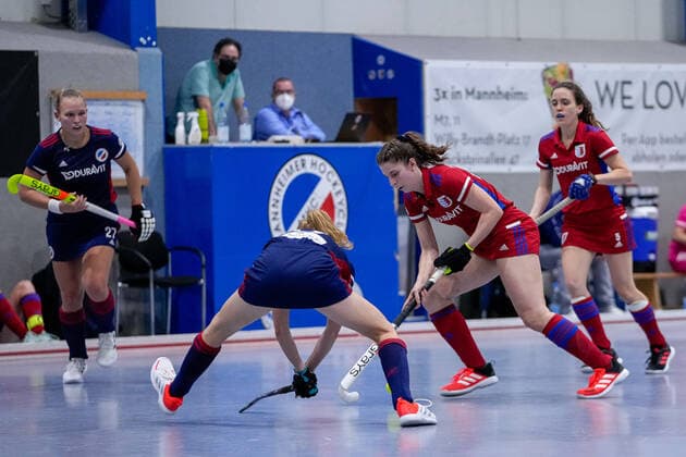 v.li.: Stine Kurz (MHC, 27), Lisa Mayerhöfer (MHC, 17), Merle Sophie Knobloch (FHC, 25), Pauline Himmler (FHC, 5), Zweikampf, Spielszene, Duell, duel, tackle, tackling, Dynamik, Action, Aktion, 08.12.2021, Mannheim (Deutschland), Hallenhockey, 1. Bundesliga Süd, Damen, Feudenheimer HC - Mannheimer HC