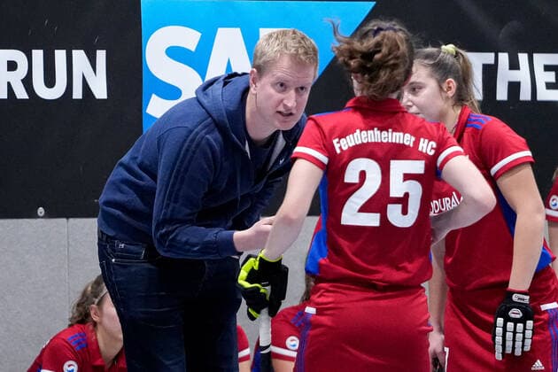 v.li.: Christian Wittler (Trainer, FHC) im Gespräch mit Merle Sophie Knobloch (FHC, 25) und Antonia Hendrix (FHC, 27), Spielerinnen vom Feudenheimer HC, Aktion, Action, Spielszene, 08.12.2021, Mannheim (Deutschland), Hallenhockey, 1. Bundesliga Süd, Damen, Feudenheimer HC - Mannheimer HC