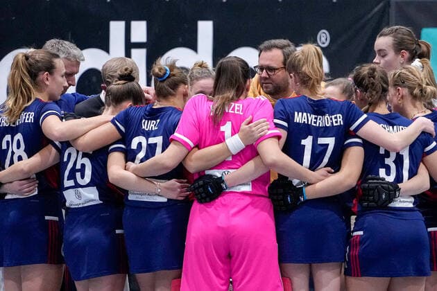 Nicklas Benecke (Trainer, Cheftrainer, MHC) gibt seinen Spielerinnen letzte Anweisungen vor dem Spiel, Spielerinnen vom Mannheimer HC (MHC), 08.12.2021, Mannheim (Deutschland), Hallenhockey, 1. Bundesliga Süd, Damen, Feudenheimer HC - Mannheimer HC