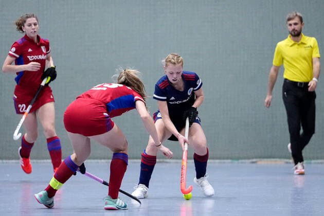 v.li.: Denise Hechler (FHC, 33), Linda Bens (MHC, 24), Aktion, Action, Spielszene, 08.12.2021, Mannheim (Deutschland), Hallenhockey, 1. Bundesliga Süd, Damen, Feudenheimer HC - Mannheimer HC