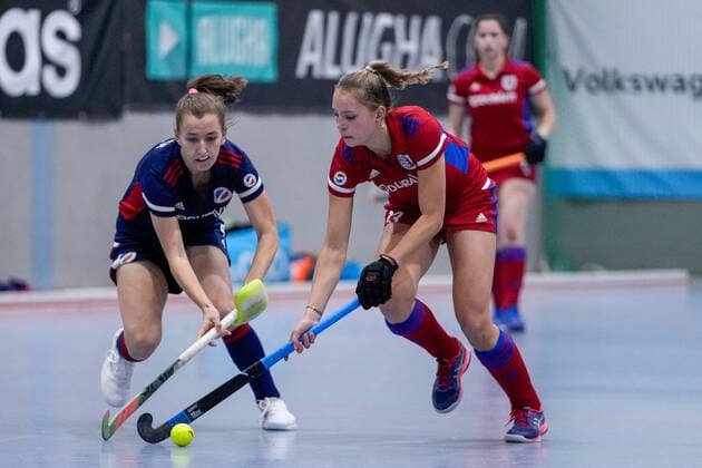 v.li.: Nadine Kanler (MHC, 4), Jule Koßwig (FHC, 83), Zweikampf, Spielszene, Duell, duel, tackle, tackling, Dynamik, Action, Aktion, 08.12.2021, Mannheim (Deutschland), Hallenhockey, 1. Bundesliga Süd, Damen, Feudenheimer HC - Mannheimer HC