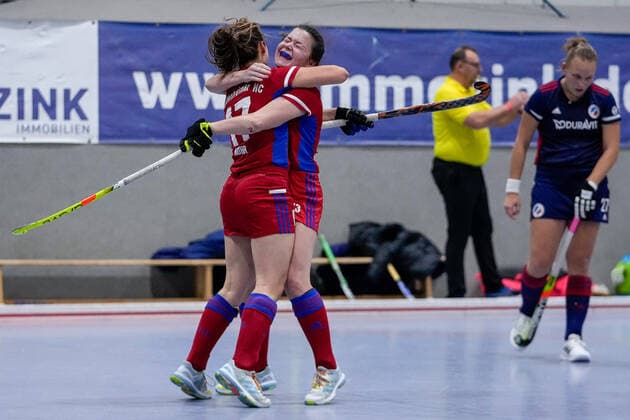 v.li.: Luzie Nohr (FHC, 17) und Torschützin Luisa Höfling-Conradi (FHC, 18), Spielerinnen vom Feudenheimer HC, jubeln über das Tor zum 3:2, Jubel, Torjubel, Torerfolg, celebrate the goal, goal, celebration, Jubel ueber das Tor, optimistisch, Spielszene, Highlight, Action, Aktion, 08.12.2021, Mannheim (Deutschland), Hallenhockey, 1. Bundesliga Süd, Damen, Feudenheimer HC - Mannheimer HC