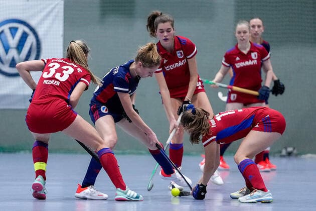 v.li.: Denise Hechler (FHC, 33), Lisa Mayerhöfer (MHC, 17), Anna Uhlmann (FHC, 68), Luzie Nohr (FHC, 17), Zweikampf, Spielszene, Duell, duel, tackle, tackling, Dynamik, Action, Aktion, 08.12.2021, Mannheim (Deutschland), Hallenhockey, 1. Bundesliga Süd, Damen, Feudenheimer HC - Mannheimer HC