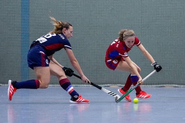 v.li.: Charlotte Gerstenhöfer (MHC, 28), Jule Reimold (FHC, 14), Zweikampf, Spielszene, Duell, duel, tackle, tackling, Dynamik, Action, Aktion, 08.12.2021, Mannheim (Deutschland), Hallenhockey, 1. Bundesliga Süd, Damen, Feudenheimer HC - Mannheimer HC