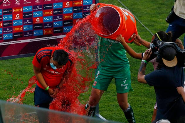 Sport Themen der Woche KW49 Sport Bilder des Tages Futbol, Santiago Morning vs Universidad de Chile. Final campeonato Femenino 2021. Las jugadoras de Universidad de Chile celebran el triunfo contra Santiago Morning al final del partido por primera division femenino realizado en el Estadio Santa Laura. Santiago, Chile. 08 12 2021 Marcelo Hernandez Photosport Football, Santiago Morning vs Universidad de Chile. Final, Feminine National Championship 2021. Universidad de Chile™s player celebrate their victory against Santiago Morning after the end football match for feminine first division at Santa Laura stadium in Santiago, Chile. 12 08 2021 Marcelo Hernandez Photosport Santiago Morning vs Universidad de Chile, campeonato Nacional Femenino 2021