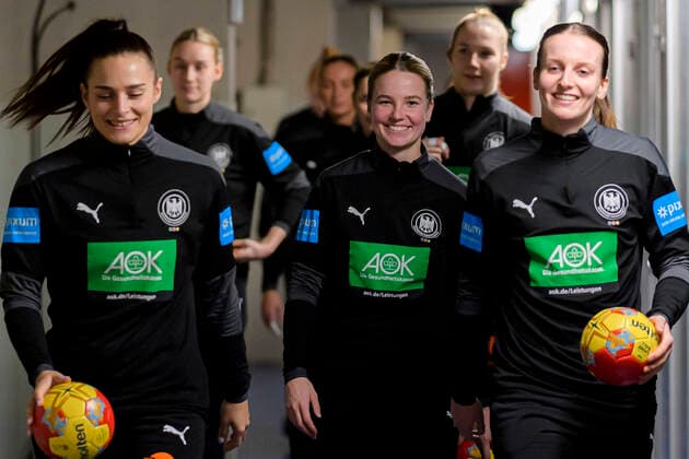 Sport Bilder des Tages Handball, Frauen: WM, Deutschland - Kongo, Hauptrunde, Gruppe 3, 1. Spieltag Amelie Berger (Deutschland Dortmund) lachend laechelnd gut gelaunt grinst grinsend Granollers Palau D Esports de Granollers Spanien