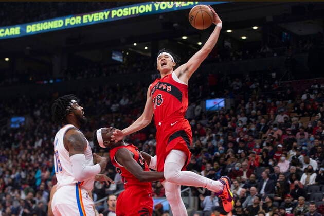 Sport Themen der Woche KW49 Sport Bilder des Tages December 8, 2021, Toronto, ON, CANADA: Toronto Raptors Yuta Watanabe (right) drives to the basket as Oklahoma City Thunder s Derrick Favors defends during first half NBA, Basketball Herren, USA basketball action in Toronto on Wednesday, December 8, 2021. Yuta Watanabe; Derrick Favors  - ZUMAc35_ 20211208_zaf_c35_124 Copyright: xChrisxYoungx