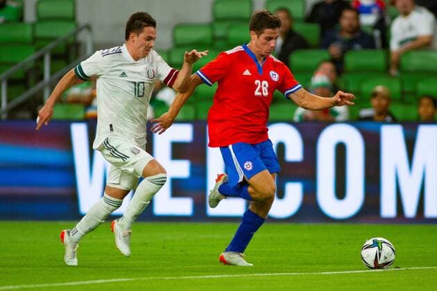 Sebastian Cordova (L) of Mexico disputes the ball with Clemente Montes of Chile, during a friendly preparation match today, at the Q2 Stadium, in Austin, United States, 09 December 2021. EFE Carlos Eduardo Ramirez Mexico vs Chile !ACHTUNG: NUR REDAKTIONELLE NUTZUNG!  Copyright: xCarlosxEduardoxRamírezx AME3333 20211209-acae0312ef9b44dfbe85995ad8d1b37782df8f5e