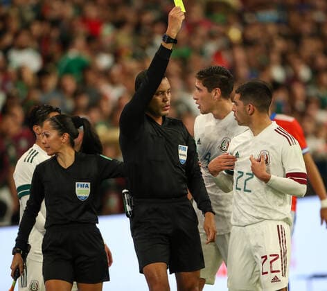 December 8, 2021: Referee Selvin Brown shows the yellow card to Mexico midfielder ERIK ANTONIO LIRA MENDEZ (22) during an International Friendly, Länderspiel, Nationalmannschaft soccer match between Mexico and Chile on December 8, 2021 in Austin, Texas. - ZUMAc201 20211208_zap_c201_017 Copyright: xScottxColemanx