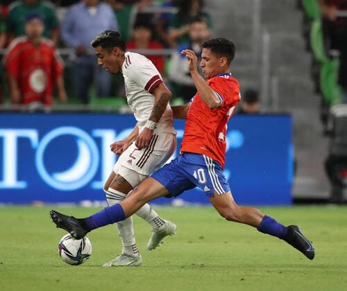 December 8, 2021: Mexico defender JULIAN VICENTE ARAUJO (2) and Chile midfielder MARCELINO NUNEZ (10) battle for possession during an International Friendly, Länderspiel, Nationalmannschaft soccer match between Mexico and Chile on December 8, 2021 in Austin, Texas. - ZUMAc201 20211208_zap_c201_039 Copyright: xScottxColemanx