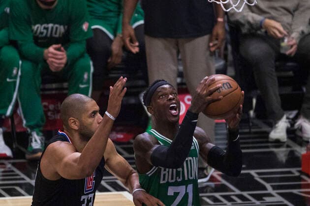 Sport Themen der Woche KW49 December 8, 2021, Los Angeles, California, USA: Dennis Schroder 71 of the Boston Celtics goes for the net while Nicolas Batum 33 of the Los Angeles Clippers attempts to block during their NBA, Basketball Herren, USA game on Wednesday December 8, 2021 at the Staples Center in Los Angeles, California. Clippers defeat Celtics, 114-111. ARIANA RUIZ PI Los Angeles USA - ZUMAp124 20211208_zaa_p124_002 Copyright: xArianaxRuizx