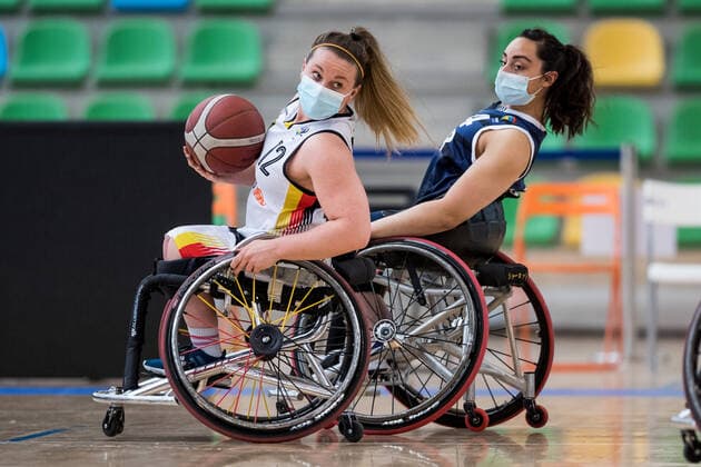 Europameisterschaft Rollstuhlbasketball 09.12.2021 MADRID, SPANIEN 9. Dezember - Rollstuhlbasketball, Deutschland gegen Grossbritannien Damen an Tag 6 der Europameisterschaft Rollstuhlbasketball am 09.12.2021 in Polid. Municipal Francisco Fernandez Ochoa in Madrid, Spanien. Annabel Breuer (Deutschland, 12), Charlotte Moore (Grossbritannien, 4) Copyright: xBEAUTIFULxSPORTS Wunderlx