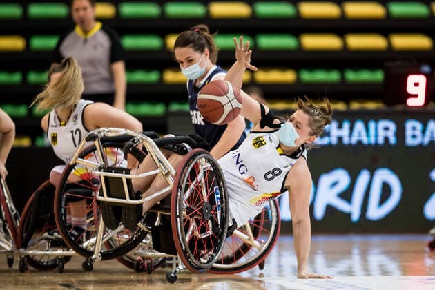 Europameisterschaft Rollstuhlbasketball 09.12.2021 MADRID, SPANIEN 9. Dezember - Rollstuhlbasketball, Deutschland gegen Grossbritannien Damen an Tag 6 der Europameisterschaft Rollstuhlbasketball am 09.12.2021 in Polid. Municipal Francisco Fernandez Ochoa in Madrid, Spanien. Helen Freeman (Grossbritannien, 7), Katharina Lang (Deutschland, 8) Copyright: xBEAUTIFULxSPORTS Wunderlx