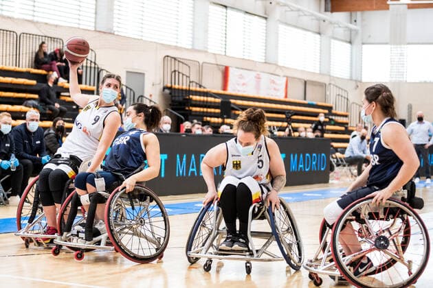 Europameisterschaft Rollstuhlbasketball 09.12.2021 MADRID, SPANIEN 9. Dezember - Rollstuhlbasketball, Deutschland gegen Grossbritannien Damen an Tag 6 der Europameisterschaft Rollstuhlbasketball am 09.12.2021 in Polid. Municipal Francisco Fernandez Ochoa in Madrid, Spanien. Amanda Fanariotis (Deutschland, 9), Charlotte Moore (Grossbritannien, 4), Vanessa Erskine (Deutschland, 5), Helen Freeman (Grossbritannien, 7) Copyright: xBEAUTIFULxSPORTS Wunderlx