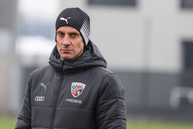 2.BL; FC Ingolstadt 04 - Training, neuer Cheftrainer Rüdiger Rehm, Pressekonferenz, Cheftrainer Rüdiger Rehm (FCI) leitet erstes Training, beobachtet die Spieler 2. Bundesliga - FC Ingolstadt 04 Saison 2021 2022 Cheftrainer Rüdiger Rehm