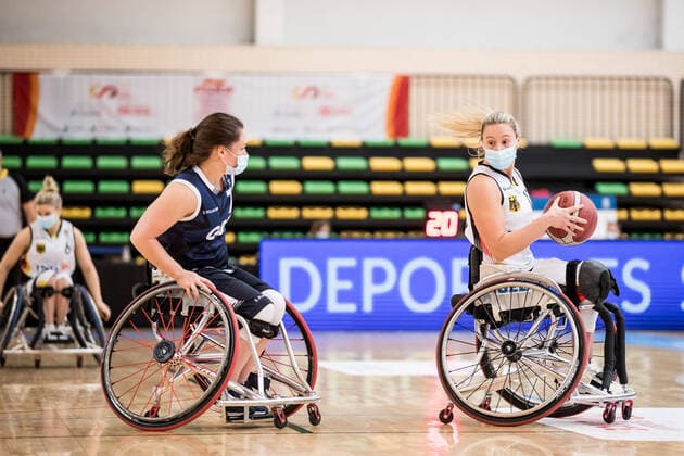 Europameisterschaft Rollstuhlbasketball 09.12.2021 MADRID, SPANIEN 9. Dezember - Rollstuhlbasketball, Deutschland gegen Grossbritannien Damen an Tag 6 der Europameisterschaft Rollstuhlbasketball am 09.12.2021 in Polid. Municipal Francisco Fernandez Ochoa in Madrid, Spanien. Helen Freeman (Grossbritannien, 7), Svenja Mayer (Deutschland, 13) Copyright: xBEAUTIFULxSPORTS Wunderlx