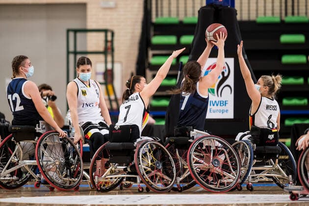 Europameisterschaft Rollstuhlbasketball 09.12.2021 MADRID, SPANIEN 9. Dezember - Rollstuhlbasketball, Deutschland gegen Grossbritannien Damen an Tag 6 der Europameisterschaft Rollstuhlbasketball am 09.12.2021 in Polid. Municipal Francisco Fernandez Ochoa in Madrid, Spanien. Anne Patzwald (Deutschland, 7), Helen Freeman (Grossbritannien, 7), Catharina Weiss (Deutschland, 6) Copyright: xBEAUTIFULxSPORTS Wunderlx