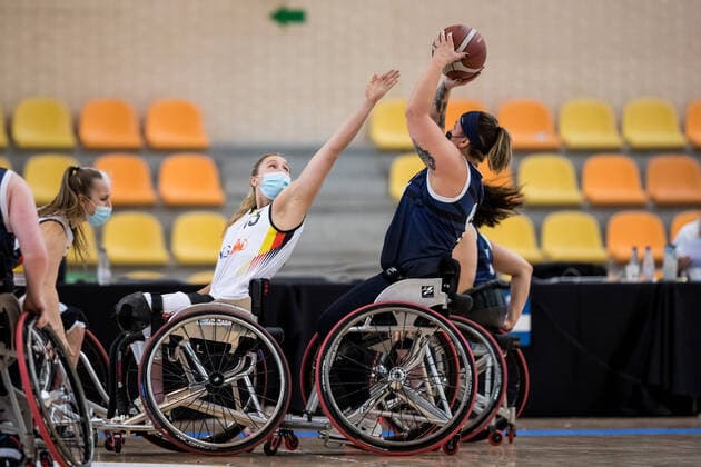 Europameisterschaft Rollstuhlbasketball 09.12.2021 MADRID, SPANIEN 9. Dezember - Rollstuhlbasketball, Deutschland gegen Grossbritannien Damen an Tag 6 der Europameisterschaft Rollstuhlbasketball am 09.12.2021 in Polid. Municipal Francisco Fernandez Ochoa in Madrid, Spanien. Svenja Mayer (Deutschland, 13), Jude Hamer (Grossbritannien, 9) Copyright: xBEAUTIFULxSPORTS Wunderlx