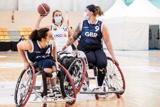 Europameisterschaft Rollstuhlbasketball 09.12.2021 MADRID, SPANIEN 9. Dezember - Rollstuhlbasketball, Deutschland gegen Grossbritannien Damen an Tag 6 der Europameisterschaft Rollstuhlbasketball am 09.12.2021 in Polid. Municipal Francisco Fernandez Ochoa in Madrid, Spanien. Charlotte Moore (Grossbritannien, 4), Lena Knippelmeyer (Deutschland, 14), Jude Hamer (Grossbritannien, 9) Copyright: xBEAUTIFULxSPORTS Wunderlx