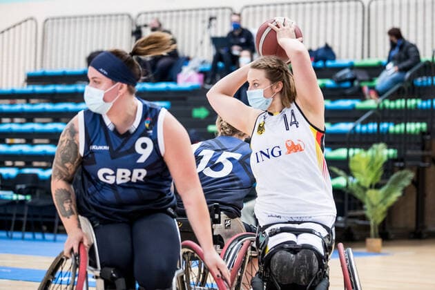Europameisterschaft Rollstuhlbasketball 09.12.2021 MADRID, SPANIEN 9. Dezember - Rollstuhlbasketball, Deutschland gegen Grossbritannien Damen an Tag 6 der Europameisterschaft Rollstuhlbasketball am 09.12.2021 in Polid. Municipal Francisco Fernandez Ochoa in Madrid, Spanien. Jude Hamer (Grossbritannien, 9), Lena Knippelmeyer (Deutschland, 14) Copyright: xBEAUTIFULxSPORTS Wunderlx