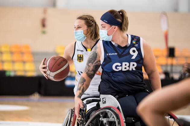 Europameisterschaft Rollstuhlbasketball 09.12.2021 MADRID, SPANIEN 9. Dezember - Rollstuhlbasketball, Deutschland gegen Grossbritannien Damen an Tag 6 der Europameisterschaft Rollstuhlbasketball am 09.12.2021 in Polid. Municipal Francisco Fernandez Ochoa in Madrid, Spanien. Lena Knippelmeyer (Deutschland, 14), Jude Hamer (Grossbritannien, 9) Copyright: xBEAUTIFULxSPORTS Wunderlx