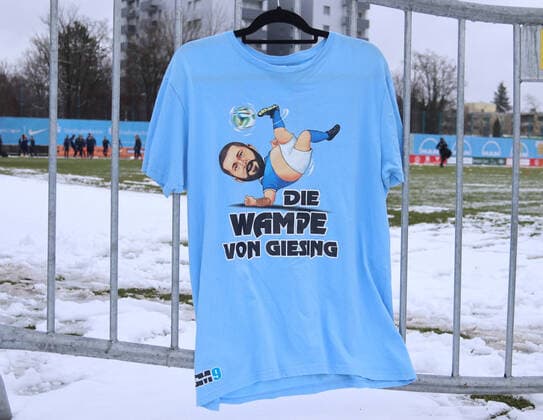 Sport Themen der Woche KW49 Sport Bilder des Tages München, Deutschland 09. Dezember 2021: Fussball, Herren, 3.Liga, Saison 2021 2022, TSV 1860 München, Training, Grünwalder Strasse 114 Das T-Shirt, welches Sascha Mölders Moelders (TSV 1860 München) vermarktet und es u.a. zu Krach geführt haben soll im Umfeld des TSV 1860 München, Die Wampe von Giesing *** Munich, Germany 09 December 2021 Football, Men, 3 Liga, Season 2021 2022, TSV 1860 Munich, Training, Grünwalder Strasse 114 The T Shirt, which Sascha Mölders Moelders TSV 1860 Munich marketed and it among other things to rumpus should have led in the environment of the TSV 1860 Munich, The paunch of Giesing
