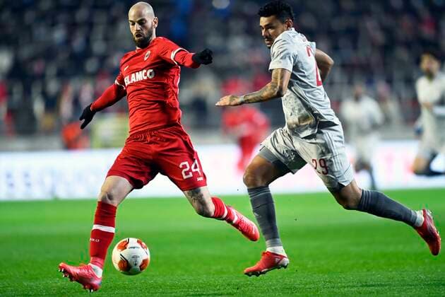 ANTWERPEN, BELGIUM - DECEMBER 09 : Dorian Dessoleil defender of Antwerp FC is challenged by Tiquinho Soares forward of Olympiacos FC during the UEFA Europa League Group Stage - Group D match between Antwerp FC and Olympiacos FC at the Bosuil stadium on December 09, 2021 in Antwerpen, Belgium, 9 12 2021 ( Antwerp FC v Olympiacos FC : UEFA Europa League PhotoNews Panoramic 
