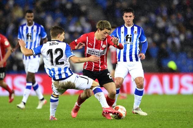 SAN SEBASTIAN - (lr) Aihen Munoz of Real Sociedad, Ritsu Doan of PSV Eindhoven, Martin Zubimendi of Real Sociedad during the UEFA Europa League match between Real Sociedad and PSV Eindhoven at Estadio de Anoeta on December 9, 2021 in San Sebastian, Spain. ANP OLAF KRAAK UEFA Europa League 2021 2022 xVIxANPxSportx xxANPxIVx