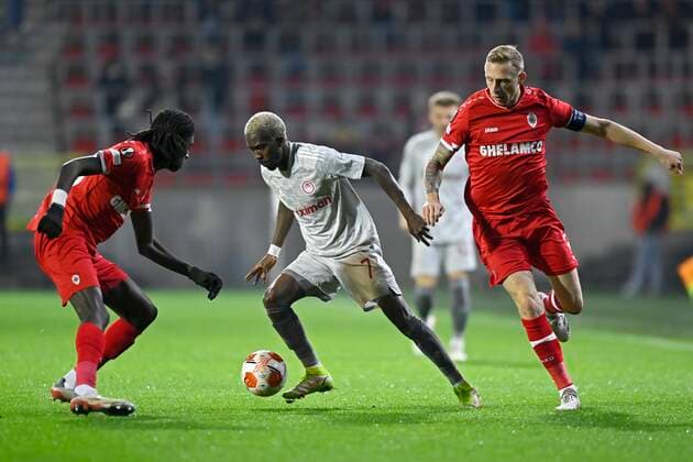 ANTWERPEN, BELGIUM - DECEMBER 09 : Henry Onyekuru forward of Olympiacos FC is challenged by Ritchie De Laet defender of Antwerp FC and Pierre Junior Dwomoh forward of Antwerp FC during the UEFA Europa League Group Stage - Group D match between Antwerp FC and Olympiacos FC at the Bosuil stadium on December 09, 2021 in Antwerpen, Belgium, 9 12 2021 ( Antwerp FC v Olympiacos FC : UEFA Europa League PhotoNews Panoramic 
